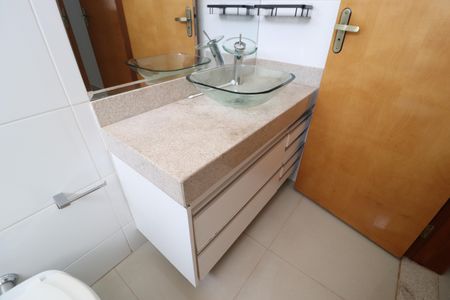 Casa de condomínio para alugar com 220m², 3 quartos e 3 vagasBanheiro do Quarto 2