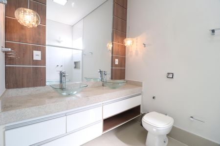 Casa de condomínio para alugar com 220m², 3 quartos e 3 vagasBanheiro do Quarto 1