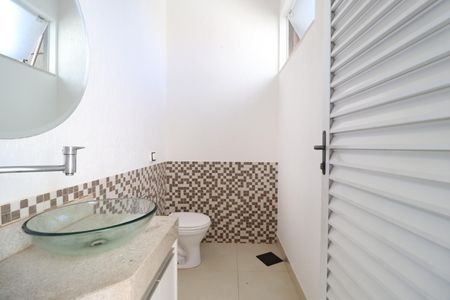 Casa de condomínio para alugar com 220m², 3 quartos e 3 vagasBanheiro da varanda