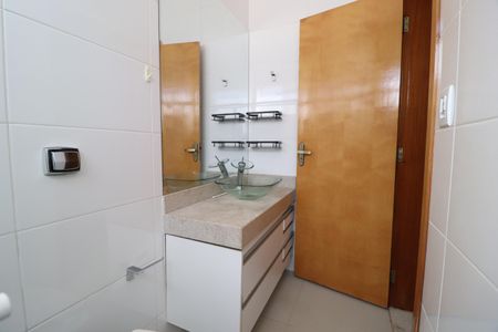 Casa de condomínio para alugar com 220m², 3 quartos e 3 vagasBanheiro do Quarto 2