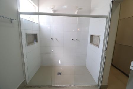 Casa de condomínio para alugar com 220m², 3 quartos e 3 vagasBanheiro do Quarto 1