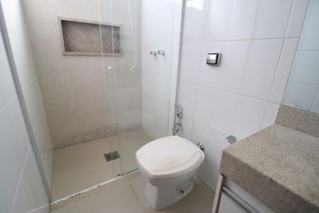 Casa de condomínio para alugar com 220m², 3 quartos e 3 vagasBanheiro do Quarto 2