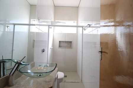 Casa de condomínio para alugar com 220m², 3 quartos e 3 vagasBanheiro do Quarto 3