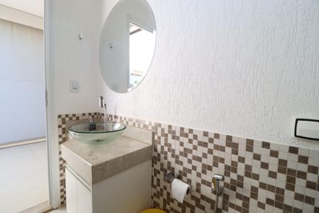 Casa de condomínio para alugar com 220m², 3 quartos e 3 vagasBanheiro da varanda