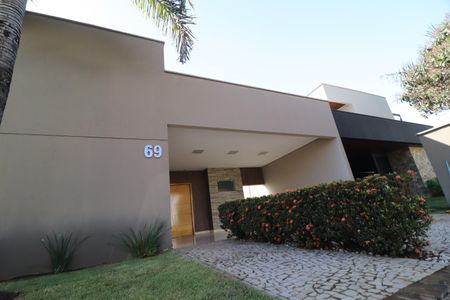 Casa de condomínio para alugar com 220m², 3 quartos e 3 vagasFachada