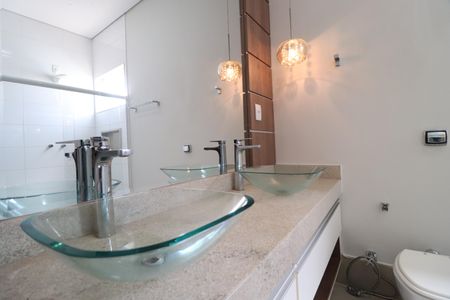 Casa de condomínio para alugar com 220m², 3 quartos e 3 vagasBanheiro do Quarto 1