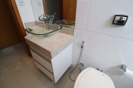 Casa de condomínio para alugar com 220m², 3 quartos e 3 vagasBanheiro do Quarto 3