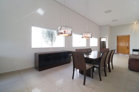 Sala de casa de condomínio para alugar com 3 quartos, 220m² em Laranjeiras, Uberlândia