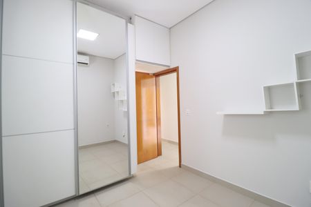 Casa de condomínio para alugar com 220m², 3 quartos e 3 vagasQuarto 2 - Suíte