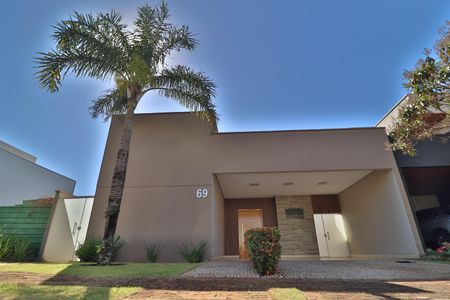 Casa de condomínio para alugar com 220m², 3 quartos e 3 vagasFachada