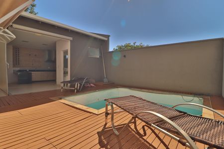 Casa de condomínio para alugar com 220m², 3 quartos e 3 vagasPiscina