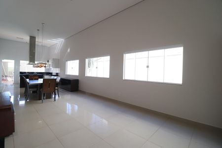 Casa de condomínio para alugar com 220m², 3 quartos e 3 vagasSala