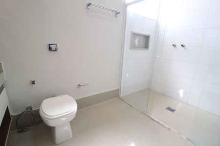 Casa de condomínio para alugar com 220m², 3 quartos e 3 vagasBanheiro do Quarto 1