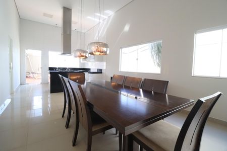 Casa de condomínio para alugar com 220m², 3 quartos e 3 vagasSala