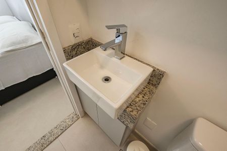 Banheiro de kitnet/studio para alugar com 1 quarto, 25m² em Pinheiros, São Paulo