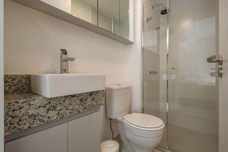 Banheiro de kitnet/studio para alugar com 1 quarto, 25m² em Pinheiros, São Paulo