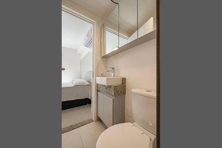 Banheiro de kitnet/studio para alugar com 1 quarto, 25m² em Pinheiros, São Paulo