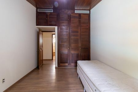 Casa à venda com 700m², 5 quartos e 5 vagas Casa à venda com 700m², 5 quartos e 5 vagasQuarto 5