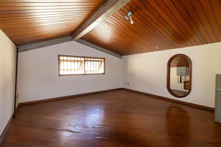 Casa à venda com 700m², 5 quartos e 5 vagas Casa à venda com 700m², 5 quartos e 5 vagasSotao