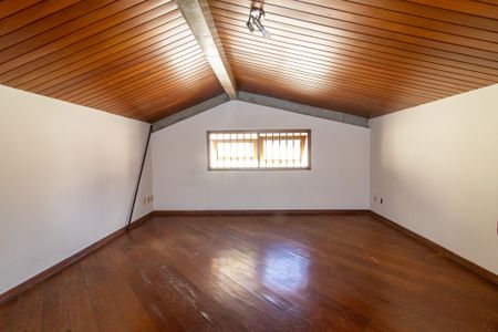 Casa à venda com 700m², 5 quartos e 5 vagas Casa à venda com 700m², 5 quartos e 5 vagasSotao