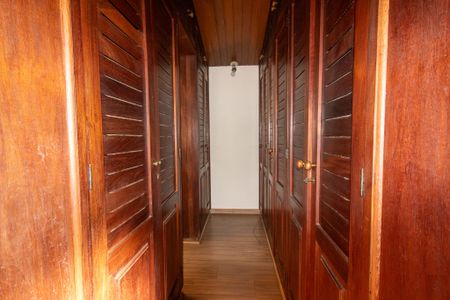 Casa à venda com 700m², 5 quartos e 5 vagas Casa à venda com 700m², 5 quartos e 5 vagasSuite 1