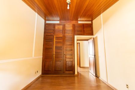 Casa à venda com 700m², 5 quartos e 5 vagas Casa à venda com 700m², 5 quartos e 5 vagasSuite 2