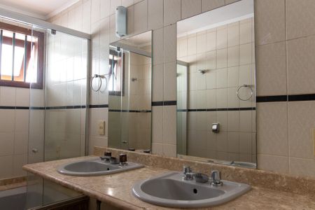 Casa à venda com 700m², 5 quartos e 5 vagas Casa à venda com 700m², 5 quartos e 5 vagasBanheiro Social 1