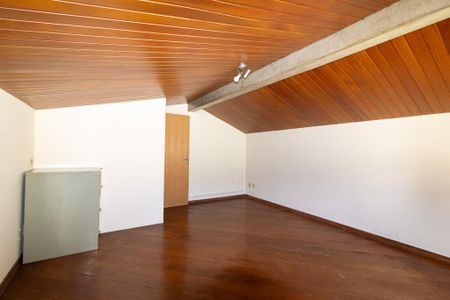 Casa à venda com 700m², 5 quartos e 5 vagas Casa à venda com 700m², 5 quartos e 5 vagasSotao