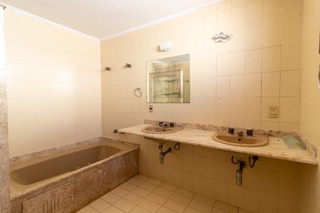Casa à venda com 700m², 5 quartos e 5 vagas Casa à venda com 700m², 5 quartos e 5 vagasBanheiro da Suíte 1