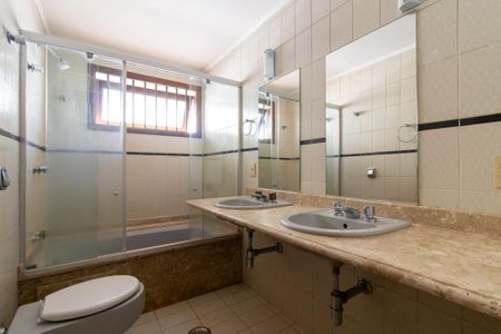 Casa à venda com 700m², 5 quartos e 5 vagas Casa à venda com 700m², 5 quartos e 5 vagasBanheiro Social 1