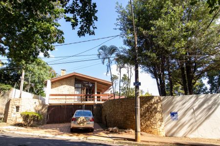 Casa à venda com 700m², 5 quartos e 5 vagas Casa à venda com 700m², 5 quartos e 5 vagasFachada