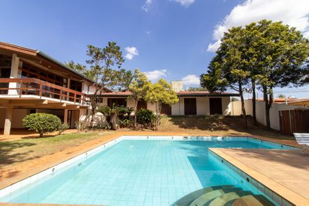 Casa à venda com 700m², 5 quartos e 5 vagas Casa à venda com 700m², 5 quartos e 5 vagasPiscina
