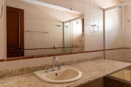 Casa à venda com 700m², 5 quartos e 5 vagas Casa à venda com 700m², 5 quartos e 5 vagasBanheiro Social 2