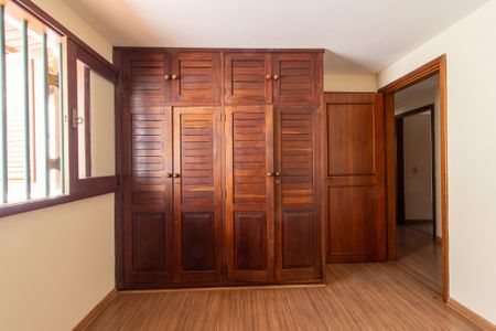 Casa à venda com 700m², 5 quartos e 5 vagas Casa à venda com 700m², 5 quartos e 5 vagasQuarto 4