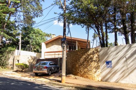 Casa à venda com 700m², 5 quartos e 5 vagas Casa à venda com 700m², 5 quartos e 5 vagasFachada