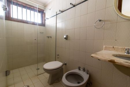 Casa à venda com 700m², 5 quartos e 5 vagas Casa à venda com 700m², 5 quartos e 5 vagasBanheiro da Suíte 2