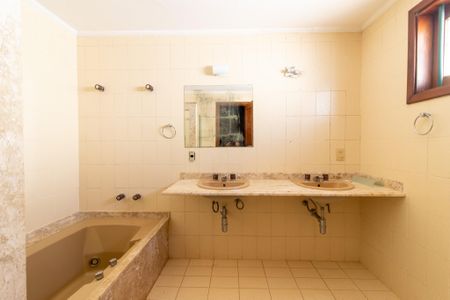 Casa à venda com 700m², 5 quartos e 5 vagas Casa à venda com 700m², 5 quartos e 5 vagasBanheiro da Suíte 1