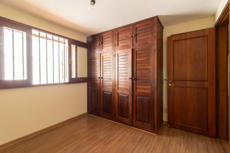 Casa à venda com 700m², 5 quartos e 5 vagas Casa à venda com 700m², 5 quartos e 5 vagasQuarto 4