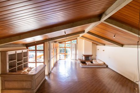 Casa à venda com 700m², 5 quartos e 5 vagas Casa à venda com 700m², 5 quartos e 5 vagasSotao vista