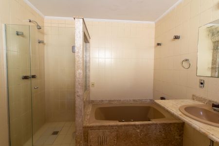 Casa à venda com 700m², 5 quartos e 5 vagas Casa à venda com 700m², 5 quartos e 5 vagasBanheiro da Suíte 1