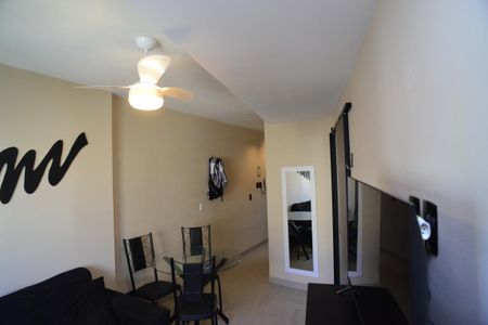 Sala de apartamento para alugar com 1 quarto, 36m² em Barra da Tijuca, Rio de Janeiro