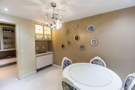 Casa de condomínio à venda com 232m², 3 quartos e 3 vagasCopa