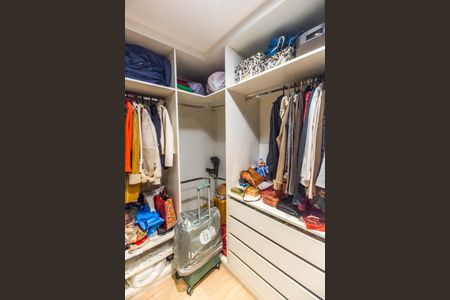 Casa de condomínio à venda com 232m², 3 quartos e 3 vagasCloset da suíte
