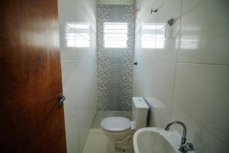 Banheiro de casa de condomínio para alugar com 2 quartos, 70m² em Jardim Melvi, Praia Grande