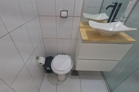 Banheiro Social de apartamento para alugar com 2 quartos, 80m² em Pompéia, Santos