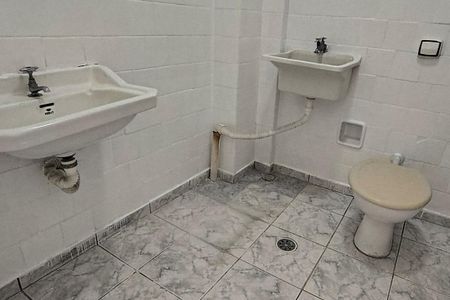 Banheiro de kitnet/studio para alugar com 1 quarto, 25m² em Bela Vista, São Paulo
