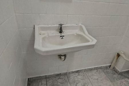 Banheiro de kitnet/studio para alugar com 1 quarto, 25m² em Bela Vista, São Paulo