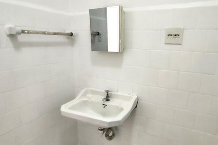 Banheiro de kitnet/studio para alugar com 1 quarto, 25m² em Bela Vista, São Paulo