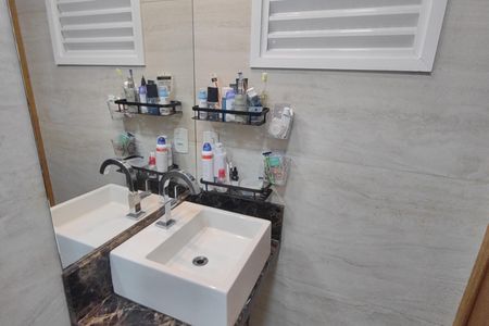 Apartamento à venda com 72m², 2 quartos e 2 vagasBanheiro da Suíte