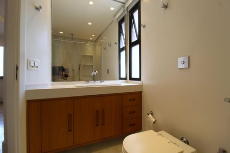 Banheiro da Suíte de apartamento para alugar com 1 quarto, 105m² em Vila Nova Conceição, São Paulo